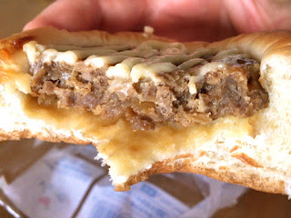 Pasco 大豆ミートのてりやきバーグパンを半分ほど食べた断面