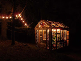 08-Lights-at-night-Stained-Glass-Cabin-Neile-Cooper-www-designstack-co