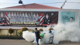 Sidokkes Polres Ngawi Lakukan Fooging Cegah DBD