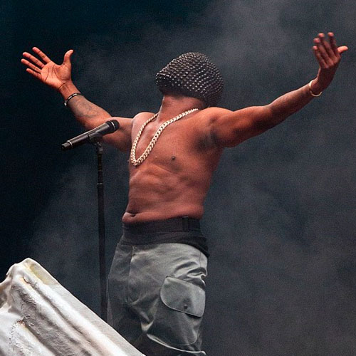 Cantor Kanye West sem camisa durante show