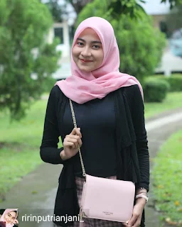 Hijabers cantik Ririn Putri Anjani