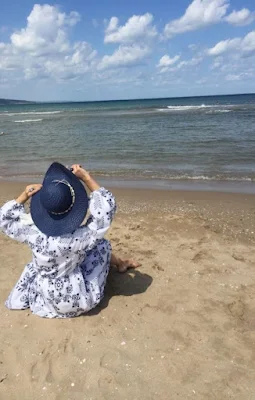 بنت ترتدي قبعة بحرية على شاطىء البحر، خلفيات بنات على البحر رووعة
