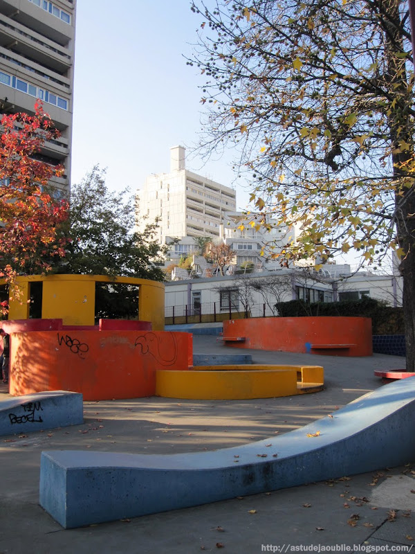 Ivry-sur-Seine - Aire de Jeux Sculpure  Sculpteur : Gérard Chireix  Création: 1970 