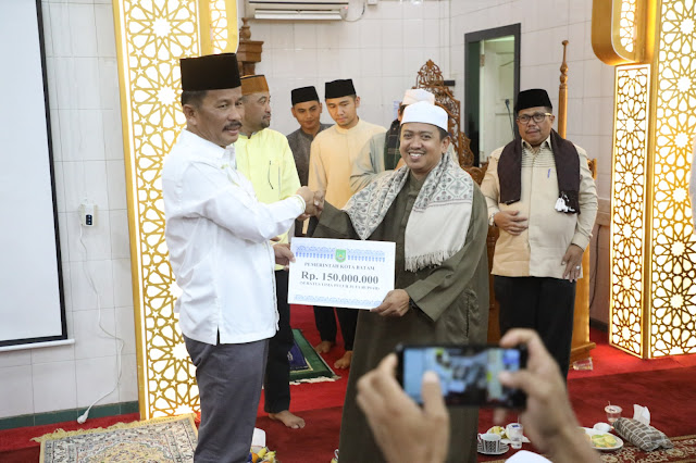 Safari Ramadhan, Kepala BP Batam Serahkan Bantuan untuk Dua Masjid di Bengkong