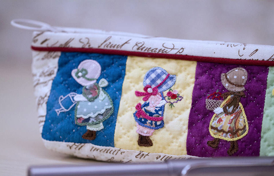 Cosmetic bag or pencil case. Application of fabric and embroidery. DIY step-by-step tutorial.