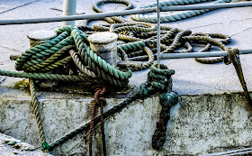 Photo fo a close up of ropes on a fishing boat