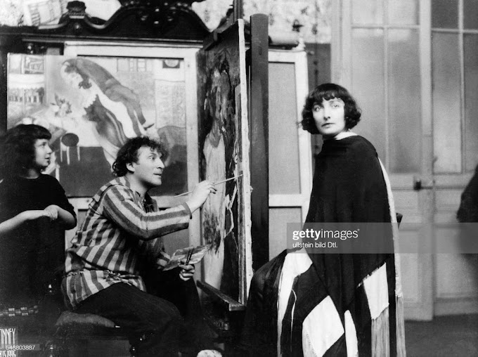 Марк Шагал у мольберта в своем ателье в Париже