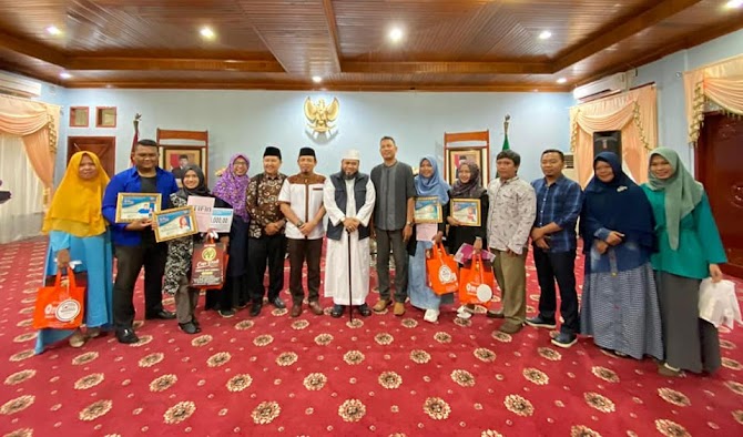 Blogger Bengkulu Berikan Award Kepada Walikota Bengkulu , Helmi Hasan