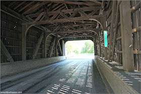 Interior del Puente Cubierto County Bridge Hancock-Greenfield en New Hampshire