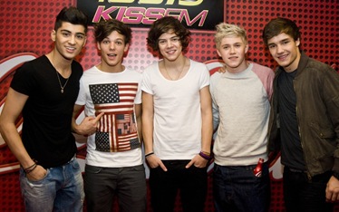 one-direction-perform-at-103-5-kiss-fm-02