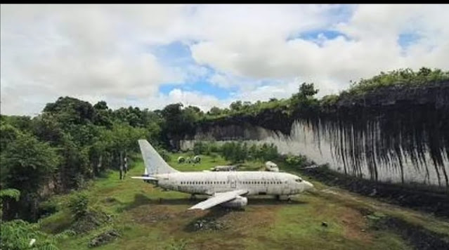 طائرة مهجورة طراز بيونغ 737 قابعة تقف وسط غابة بجزيرة بالي الإندونيسية منذ سنوات