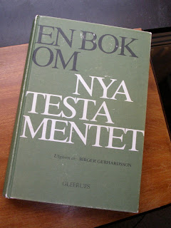 Boken "En bok om Nya Testamentet" liggande på ett bord