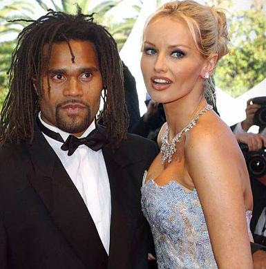 Adriana Sklenaøíková y su esposo Christian Karembeu.