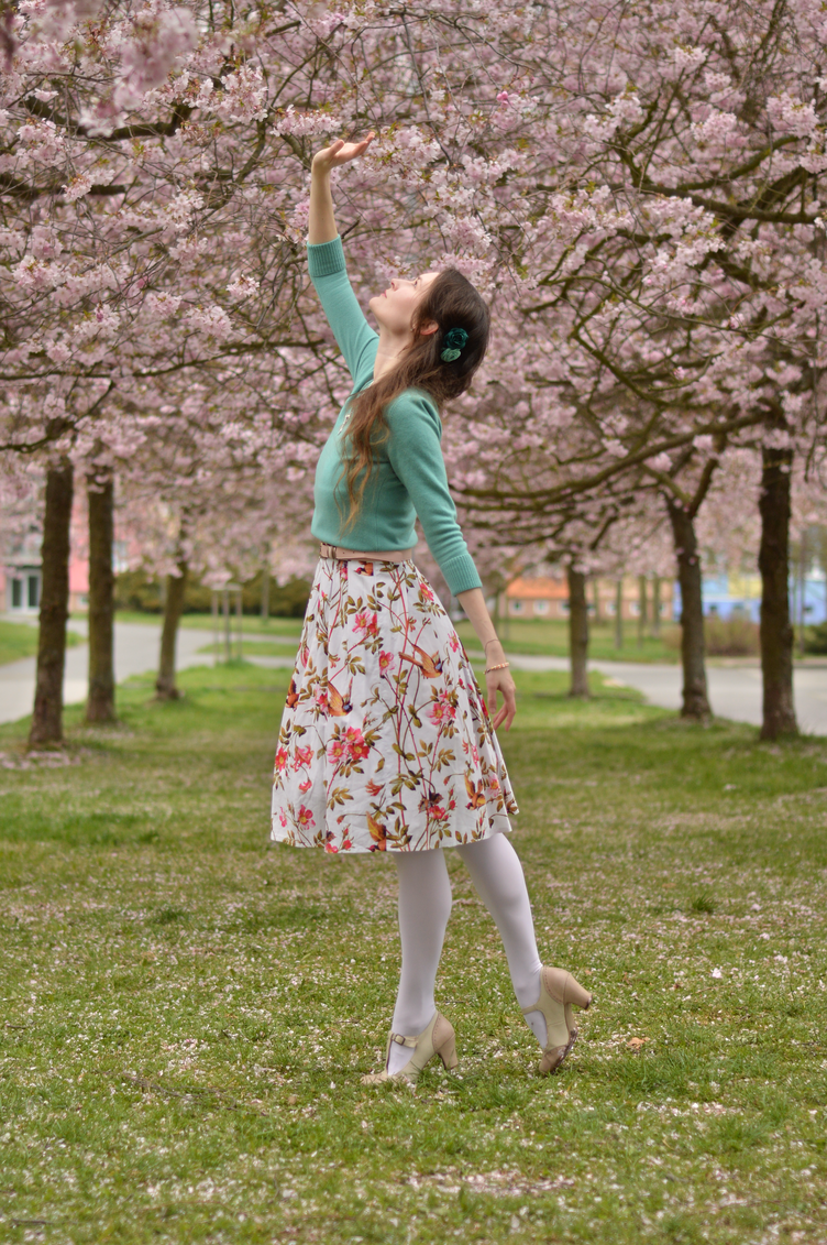 Cherry blossoms, pink feed, handmade 1950s dress, floral vintage style, georgiana quaint, český blogger