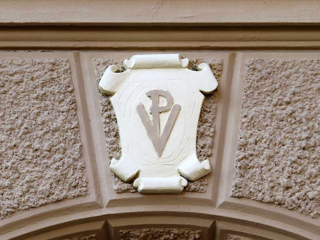 Monogramma VP su una facciata, via Giuseppe Maria Terreni, Livorno