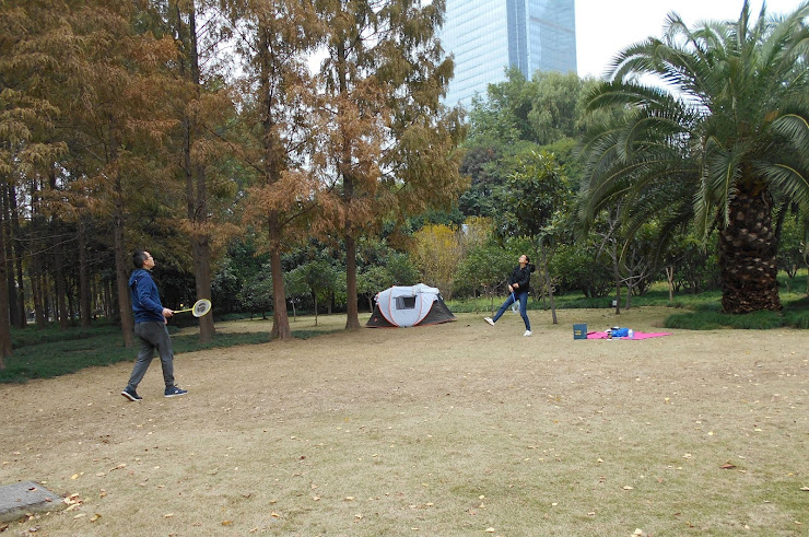 公園の空きスペースでやるバドミントン