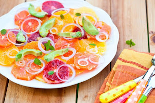 Ensalada de aguacate, cebollino y pomelo