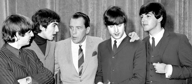 ESTADOS UNIDOS - 8 DE FEBRERO Después de ser silenciado por un dolor de garganta, George Harrison y los Beatles conversan con Ed Sullivan