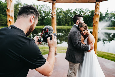 Videógrafo grabando a una pareja de novios