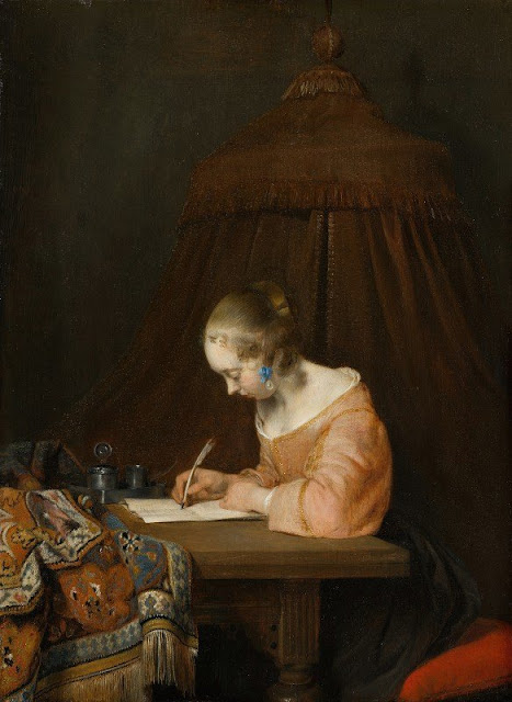 Mujer reclinada escribiendo una carta.