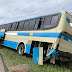 Carreta bate em traseira de ônibus da Novo Horizonte 