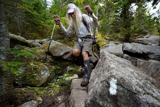Мередит Дж. Эберхарт» (Nimblewill Nomad) в 83 года стал старейшим человеком, который прошел Аппалачскую тропу— 2193 мили (3,5 тысячи км)