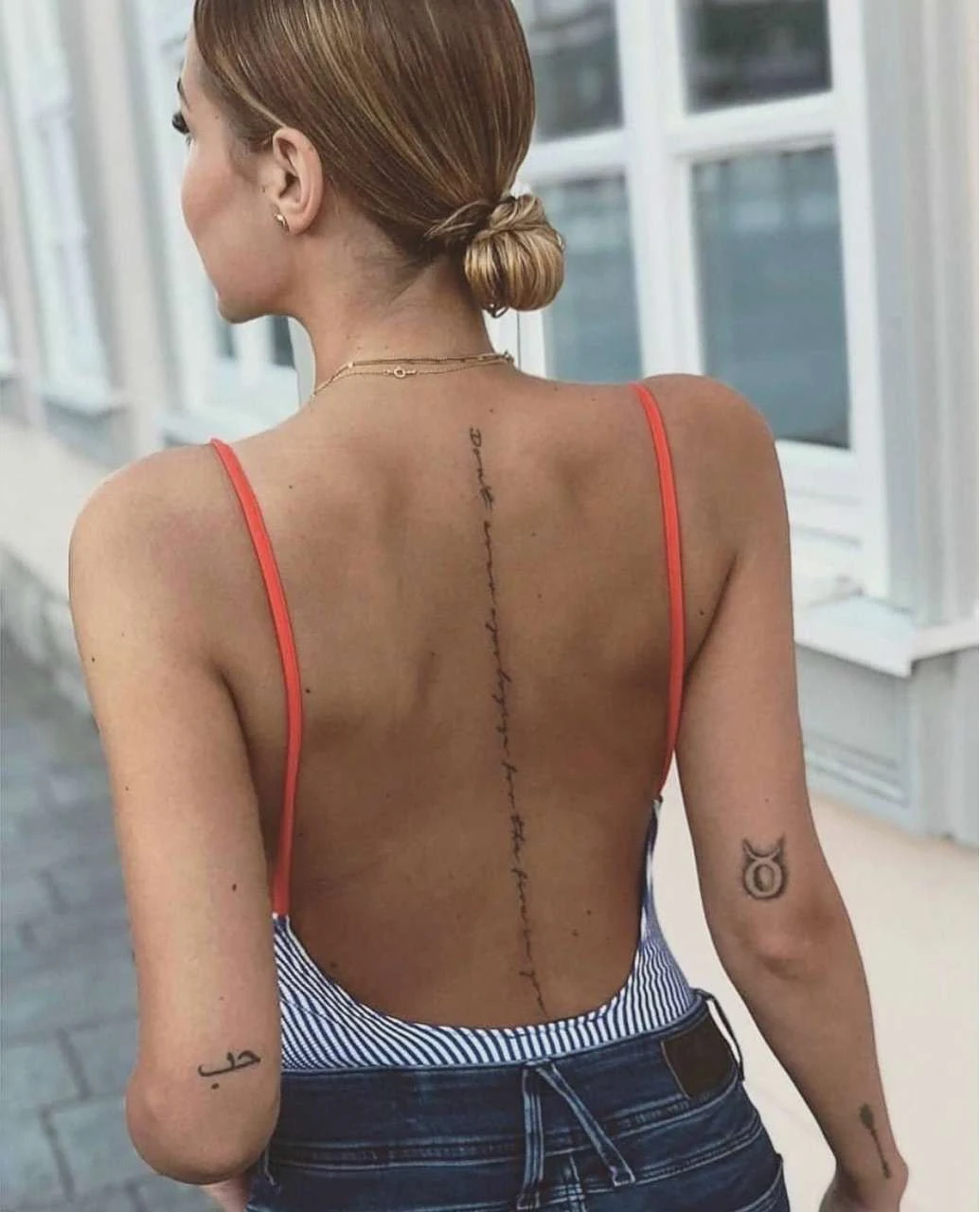 Vemos un tatuaje de línea fina elegante