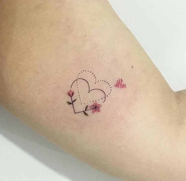 Vemos un tatuaje de línea fina elegante