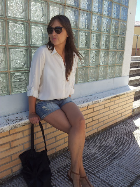 Outfit de fondo de armario, camisa blanca de Bershka y short vaquero de stradivarius