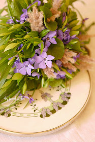 vinca major periwinkle lila spring bouquet on vintage tray buchet saschiu violet de primavara pe tava vintage