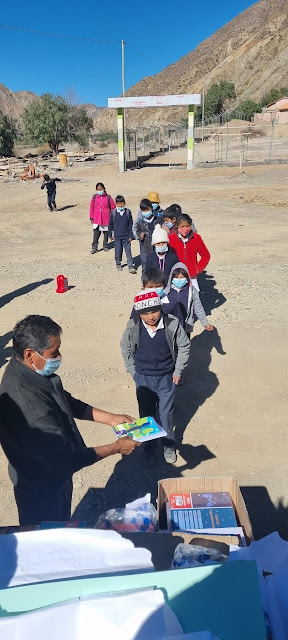 Schulmaterial aus Ihren Spenden an der Bildungseinheit in Chosconty Potosí liefern.