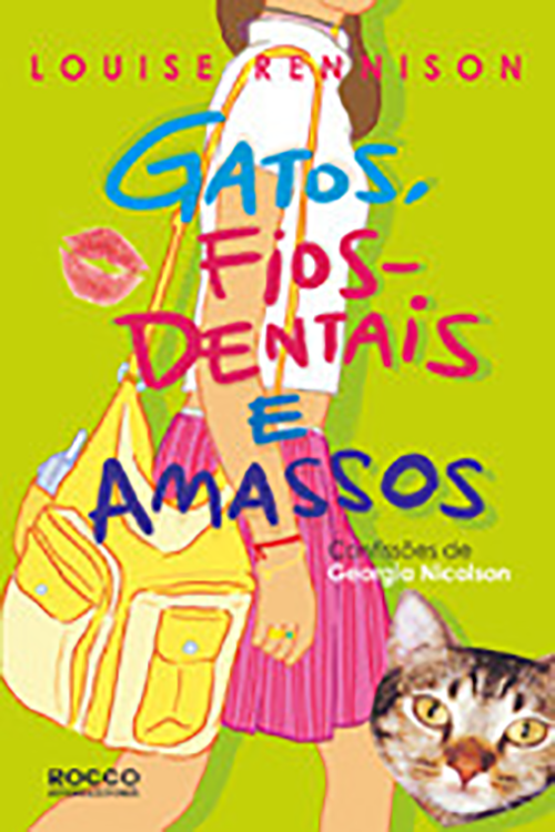 Capa do livro "Gatos, fios-dentais e amassos: confissões de Georgia Nicolson" mostrando uma ilustração de Georgia de perfil, do ombro até o joelho, usando uma camisa branca, saia rosa e carregando uma mochila estilo carteiro amarela, uma imagem de gato no canto inferior direito, e do lado esquerdo perto de seu ombro tem uma marca de lábios com batom rosa, o título do livro impresso em cima da ilustração com a cor da fonte variando entre azul claro, rosa e azul escuro