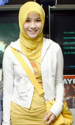 Foto Artis on Tweet Artis Berjilbab