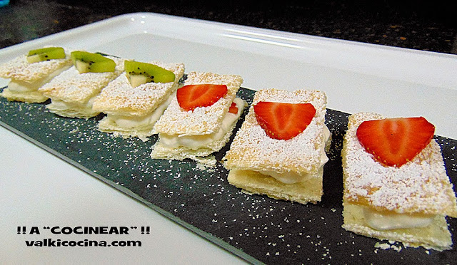 Milhojas de hojaldre y nata con fruta: fresa y kiwi