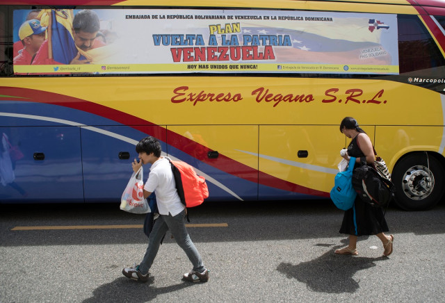Casi 100 marginales venezolanos que volvieron de Ecuador, cobrarán hoy su parte