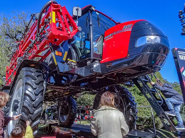 Una maquinaría agricola en exposición