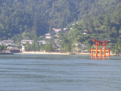 宮島に渡る船の上から朱の鳥居を望む