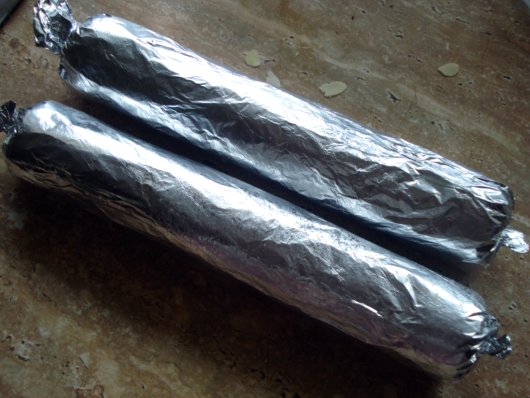 Almond and cranberry shortbread by Laka kuharica: Wrap each roll in foil