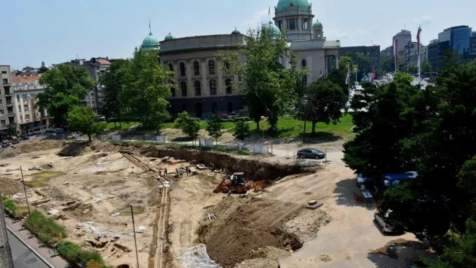 Οι ανασκαφές στο κέντρο του Βελιγραδίου, δίπλα στο κτίριο της Εθνοσυνέλευσης της Σερβίας, ξεκίνησαν τον Μάρτιο ενόψει της κατασκευής ενός υπόγειου χώρου στάθμευσης. [Credit: Μουσείο Πόλης του Βελιγραδίου]