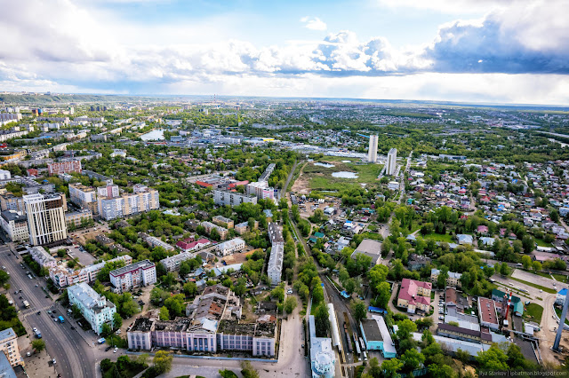 Большой город, утопающий в зелени