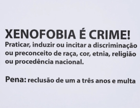 O QUE É XENOFOBIA?  Atitudes, preconceitos e comportamentos que rejeitam, excluem e difamam as pessoas com base na percepção de que são estrangeiros à comunidade ou sociedade nacional. Pode ser caracterizada como qualquer sentimento de aversão, hostilidade, ódio, desconfiança ou repúdio em relação ao migrante, podendo existir uma estreita relação entre xenofobia e racismo.