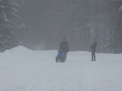 zima na Babiej Górze, zimowy spacer, walka na śnieżki, zabawa na śniegu