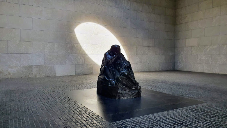 新崗哨 Neue Wache，戰爭紀念建築，母親與死去的兒子雕像