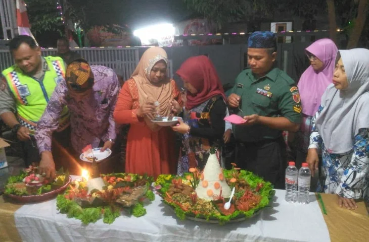 Tumpeng dan Sayur Srapa Warga Patemon Pamekasan Ikut Meriahkan Kemerdekaan RI Ke-74