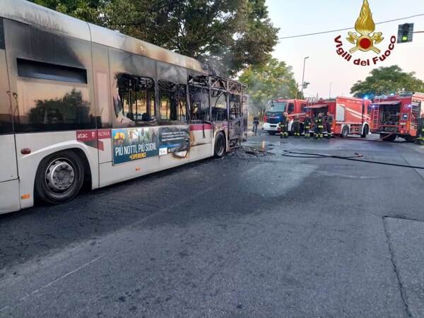 Flambus: a Torre Maura in fiamme un autobus RomaTPL