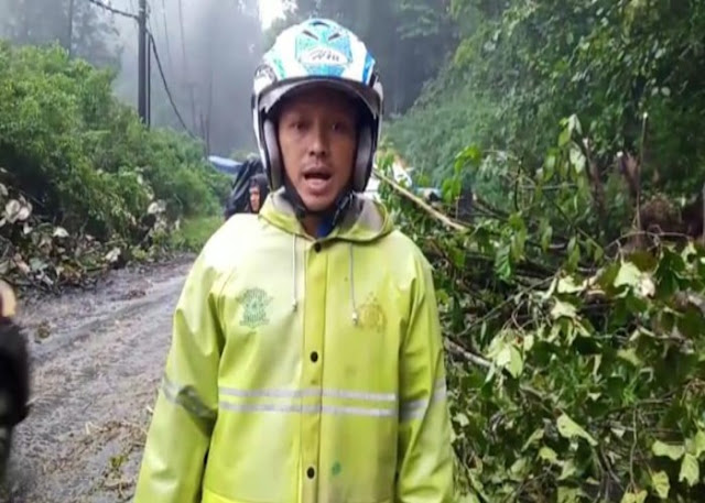 Longsor Timpa Mobil di Tahura Jalin Berastagi-Medan Sempat Macet