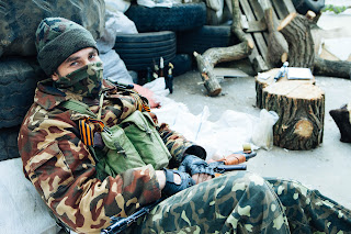 Un giovane miliziano tra le barricate dell'SBU