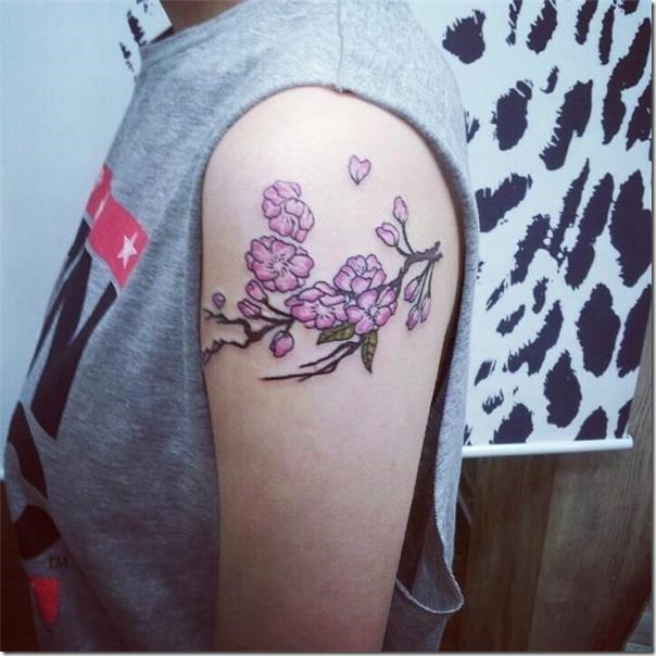 hermosa-flor-de-cerezo-en-flor-estampada-en-el-brazo