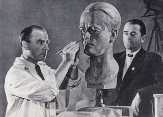 Arno Breker esculpiendo un busto de Albert Speer