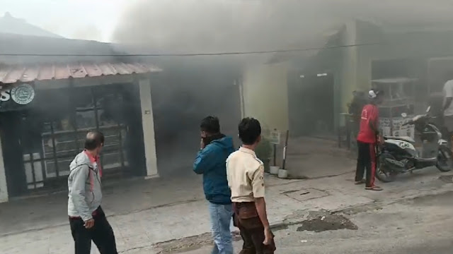 Dapur Toko Kue di Kalianda Terbakar, Satu Orang Dilarikan ke RSUD Bob Bazar